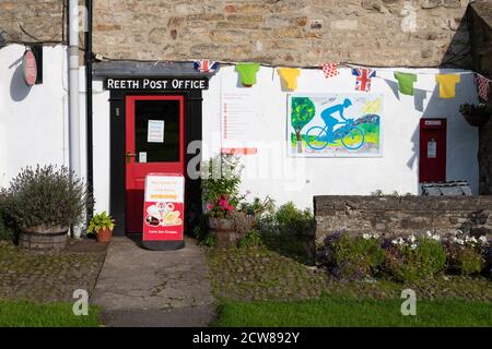 Bureau de poste de Reeth accueillant la tournée de Yorkshire, Yorkshire Dales, 2020 Banque D'Images