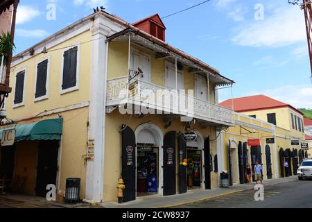 Dronningens Gade, la rue principale du centre-ville historique de Charlotte Amalie sur l'île Saint Thomas, îles Vierges américaines, États-Unis. Banque D'Images