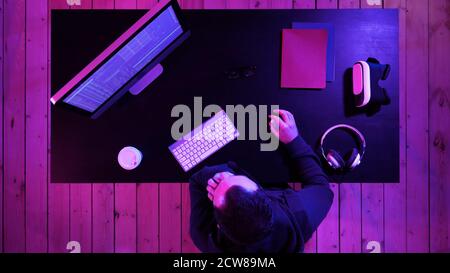 Développement de technologies de programmation et de codage. Programmateur ennuyé Banque D'Images