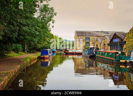 Le début du canal Rochdale, au pont Sowerby, West Yorkshire Banque D'Images