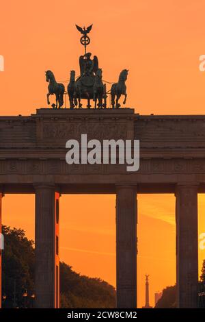 Coucher de soleil à la porte de Brandebourg (en allemand : Brandenburger Tor), un monument néoclassique du XVIIIe siècle à Berlin, en Allemagne. Une Quadriga se trouve en haut de la porte, Banque D'Images