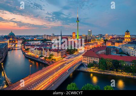 Coucher de soleil à Berlin, vue de Fischerinsel avec la tour de télévision de Berlin et la rivière Spree en face. Banque D'Images