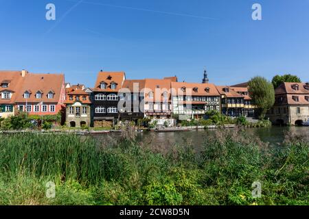 Bamberg, Bavière / Allemagne - 15 septembre 2020 : maisons à colombages historiques et colorées sur les rives du fleuve Regnitz à Bamberg en Bavière Banque D'Images