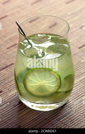 Caipiroska, boisson brésilienne avec vodka, citron et sucre Banque D'Images