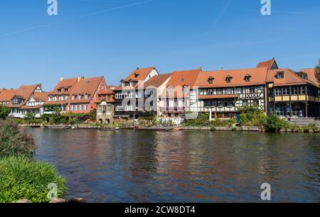 Bamberg, Bavière / Allemagne - 15 septembre 2020 : maisons à colombages historiques et colorées sur les rives du fleuve Regnitz à Bamberg en Bavière Banque D'Images