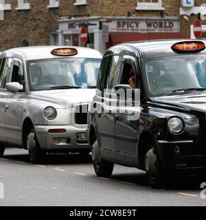 LONDRES - JUIN 13 : London taxi, également appelé hackney Carriage, taxi noir, le 13 juin 2012 à Londres, Royaume-Uni. Traditionnellement, les taxis sont tous noirs à Lon Banque D'Images