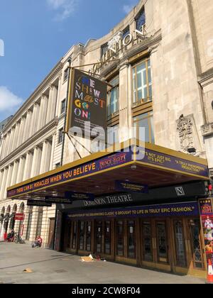 Le Dominion Theatre, dans le West End de Londres, a fermé ses portes depuis le 16 mars 2020 à la suite de la pandémie COVID-19. Un panneau presse « The Show must Go », en faveur de l’industrie britannique du divertissement dévastée. Banque D'Images