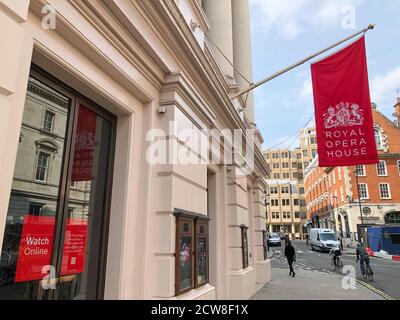 Un panneau à l'entrée de l'Opéra Royal dans le Covent Garden de Londres invitant les clients à regarder des productions en ligne pendant que le bâtiment reste fermé en raison des restrictions de la COVID-19. Banque D'Images