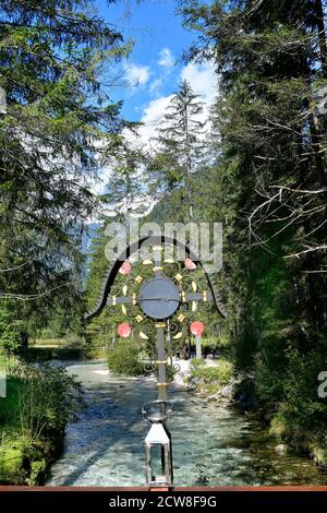 Autriche, sanctuaire en Autriche appelé Marterl sur le pont au-dessus de la rivière Steyr depuis le petit lac Schiederweiher dans le parc national de Kalkpen Whi Banque D'Images