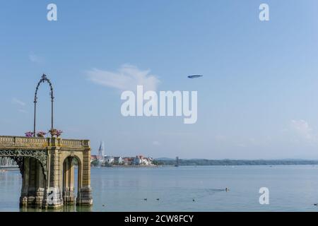 Friedrichshafem B-W / Allemagne - 21 septembre 2020 : vue sur la jetée du château ou du château de Schosssteg sur le lac de Constance à Friedrichshafen avec un vol Zeppelin Banque D'Images