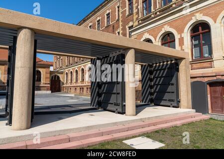 Grimma, Saxe / Allemagne - 11 septembre 2020 : protection contre les inondations et portes de l'école d'embarquement de Saint-Agustin à Grimma Banque D'Images