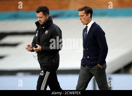 Scott Parker, directeur de Fulham (à droite) et Matt Wells, entraîneur de première équipe, avant le lancement du match de la Premier League à Craven Cottage, Londres. Banque D'Images