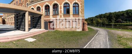 Grimma, Saxe / Allemagne - 11 septembre 2020 : protection contre les inondations et portes de l'école d'embarquement de Saint-Agustin à Grimma Banque D'Images