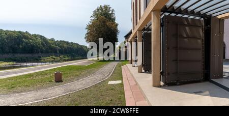 Grimma, Saxe / Allemagne - 11 septembre 2020 : protection contre les inondations et portes de l'école d'embarquement de Saint-Agustin à Grimma Banque D'Images