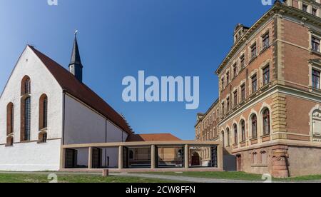 Grimma, Saxe / Allemagne - 11 septembre 2020 : protection contre les inondations et portes de l'école d'embarquement et de l'église Saint-Agustin à Grimma Banque D'Images