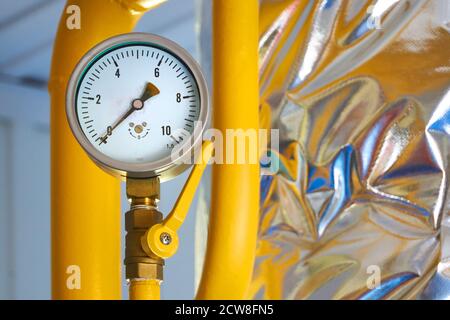 Les capteurs de pression indiquent la pression sur le gaz de canalisation peint en jaune. Banque D'Images