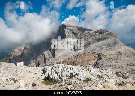 Vue sur le plateau de Pale di San Martino, le Mont Rosetta, 2743 m, avec la station de téléphérique de San Martino di Castrozza, groupe Pala, Dolomites, Sirasso, Trentin Banque D'Images