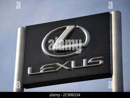 Le logo de la voiture Lexus est visible dans les salles d'exposition de l'un de leurs concessionnaires automobiles. Banque D'Images