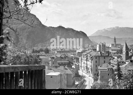 Bozen : Blick von der Oswaldleiten über die Hörtenbergstrasse auf die Stadt (Aufname von 1937) ; auf der Kuppe rechts am Virgl ist der Schriftzug 'DUX' (Führer) weithin sichtbar. Banque D'Images