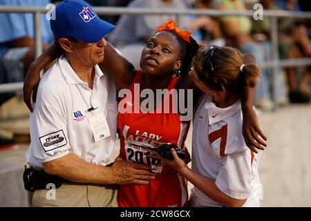 Austin, TX 12 mai 2008 : un coureur épuisé est aidé loin de la ligne d'arrivée par les officiels de piste à la rencontre de championnat d'état de lycée du Texas. ©Bob Daemmrich Banque D'Images