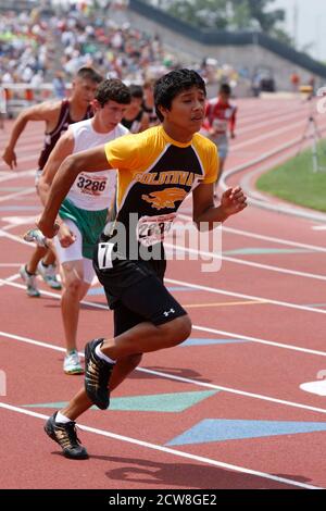 Austin, TX 10 mai 2008 : un garçon hispanique suit la courbe pendant la course de 800 mètres à la rencontre du championnat de l'État de l'école secondaire du Texas à l'Université du Texas à Austin. ©Bob Daemmrich Banque D'Images