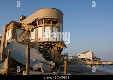 Galveston, Texas le 25 septembre 2008 : les maisons endommagées par l'ouragan Ike sont en état sur le bord de mer de la côte du golfe. ©Bob Daemmrich Banque D'Images