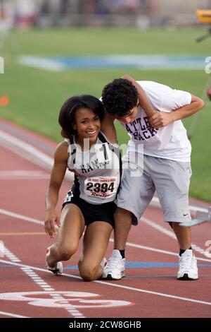 Austin, TX 10 mai 2008 : une fille afro-américaine est sortie de piste après avoir remporté la course de 400 mètres et s'est effondrant à la ligne d'arrivée à la rencontre du championnat de l'État du lycée du Texas à l'Université du Texas à Austin. ©Bob Daemmrich Banque D'Images