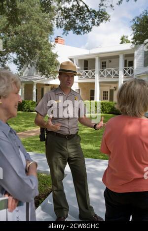 Stonewall, TX 28 août 2008 : le garde-forestier d'interprétation Patrick Pelarski parle aux touristes en dehors de l'ancienne Maison Blanche du Texas de Lyndon Johnson. Cent ans après la naissance de Johnson, le ranch familial sur les rives de la rivière Pedernales a été ouvert pour des visites à pied. ©Bob Daemmrich Banque D'Images