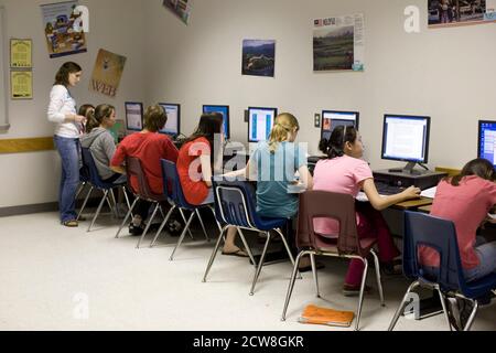 Pflugerville, TX 30 mai 2008 : une enseignante supervise des étudiants en laboratoire d'informatique à l'école Park Crest Middle School, un grand campus de banlieue près d'Austin avec 1,000 étudiants. ©Bob Daemmrich Banque D'Images