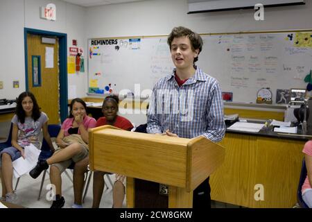 Pflugerville, Texas : 30 mai 2008 : les étudiants en études sociales de sixième année ont un débat sur « si les conducteurs ivres doivent être mis à mort s'ils tuent quelqu'un... » à Park Crest Middle School, un grand campus de banlieue près d'Austin avec 1,000 étudiants. ©Bob Daemmrich Banque D'Images