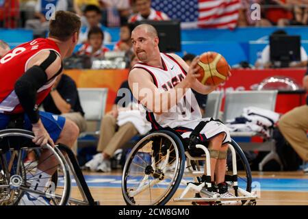 Beijing, Chine le 14 septembre 2008: Dixième jour de compétition sportive aux Jeux paralympiques de 2008 montrant les États-Unis (blanc) contre le Grand Britien (noir) dans le match de médaille de bronze dans le baketball pour hommes en fauteuil roulant. ©Bob Daemmrich Banque D'Images