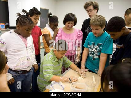 Pflugerville, TX le 2 juin 2008 : les élèves font de la lumière, une cuisine traditionnelle des Phillipins pendant la journée de la diversité de Park Crest Middle School, avec de la nourriture ethnique, des sketch, des lectures de poésie et de la musique pour les élèves de sixième à huitième année. ©Bob Daemmrich Banque D'Images