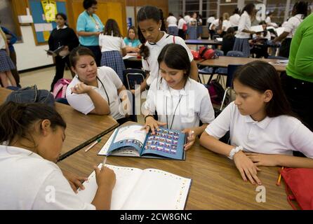 Austin, TX 3 juin 2008: Les élèves de sixième et de septième année de l'école Ann Richards pour jeunes femmes leaders signent les annuaires de l'autre le dernier jour de l'école. Les résultats des tests pour la première année de l'école où les filles portent des uniformes ont dépassé toutes les attentes. ©Bob Daemmrich/ Banque D'Images