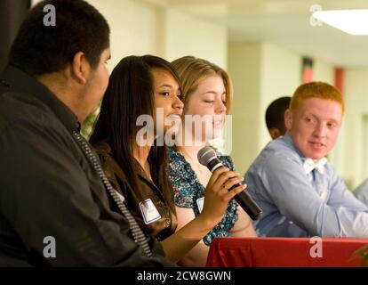 Manor, Texas: 30 juin 2008: Un panel d'étudiants lors d'une conférence nationale sur l'éducation pour les administrateurs d'écoles pour observer Manor New Tech High School dans une banlieue d'Austin. L'école est un modèle pour les nouveaux concepts d'apprentissage, y compris la technologie informatique, les nouveaux médias, la conception graphique et la technologie de l'information. ©Bob Daemmrich Banque D'Images