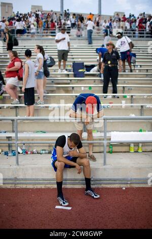 Austin, TX 10 mai 2008 : un garçon afro-américain écoute son entraîneur après son événement au Texas State High School Track Meet à l'Université du Texas à Austin. ©Bob Daemmrich/ Banque D'Images