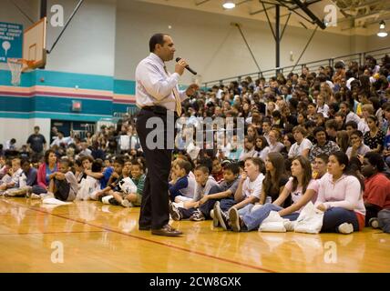 Pflugerville, TX le 2 juin 2008 : le surintendant des écoles Charles Dupre parle aux élèves du secondaire lors d'une assemblée à la Journée de la diversité de l'école Park Crest, qui comprenait des repas ethniques, des sketch, des lectures de poésie et des spectacles musicaux. ©Bob Daemmrich Banque D'Images