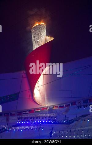 Beijing, Chine 6 septembre 2008 : la flamme olympique est allumée aux cérémonies d'ouverture des Jeux paralympiques de Beijing au stade national chinois, connu sous le nom de « Nid d'oiseau ». Le chou-fleur, qui ressemble à un rouleau délabré, a été conçu par la société chinoise de technologie Lenovo. ©Bob Daemmrich Banque D'Images