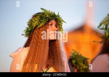 08 29 2020 Bélarus, Lyakhovichi. Vacances en ville. Une belle fille dans une couronne d'herbes sur Ivan Kupalya. Banque D'Images