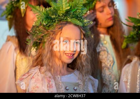 08 29 2020 Bélarus, Lyakhovichi. Vacances en ville. Une belle fille dans une couronne d'herbes sur Ivan Kupalya. Banque D'Images