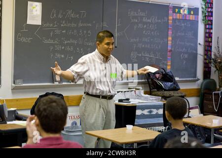 Pflugerville, TX 2 juin 2008 : l'homme d'affaires philippin Conrado Mamino, Jr. Parle à une classe lors de la Journée annuelle de la diversité à l'école moyenne Park Crest. Une grande école publique de banlieue près d'Austin. ©Bob Daemmrich Banque D'Images