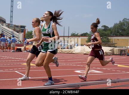 Austin, TX 10 mai 2008 : les filles anglo-saxonnes et hispaniques participent à la course de 1600 mètres au championnat de l'État de l'école secondaire du Texas se rencontrent à l'Université du Texas à Austin. ©Bob Daemmrich Banque D'Images