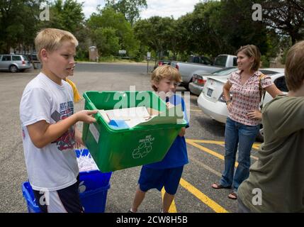 Austin, TX : 4 juin 2008. Barton Hills Elementary School les garçons et les filles de 5e année recyclent le papier de leurs salles de classe le dernier jour de l'école. ©Bob Daemmrich/ Banque D'Images