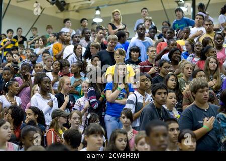 Pflugerville, TX 2 juin 2008: Les élèves du secondaire junior récitent la promesse d'allégeance au drapeau américain lors d'un rassemblement dans la salle de gym de l'école. ©Bob Daemmrich Banque D'Images