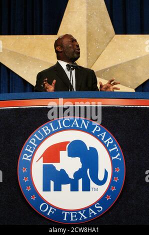 Michael Williams, commissaire du chemin de fer du Texas, s'exprimant lors de la convention du Parti républicain du Texas de 2004. ©Bob Daemmrich Banque D'Images