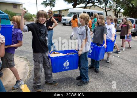 Austin, TX : 4 juin 2008. École primaire Barton Hills les garçons et les filles de 5ème année recyclent le papier de leurs salles de classe le dernier jour de l'école. ©Bob Daemmrich Banque D'Images