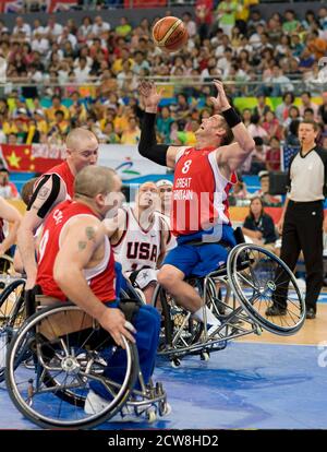 Beijing, Chine 14 septembre 2008: Dixième jour de compétition sportive aux Jeux paralympiques de 2008 montrant les États-Unis (blanc) contre l'équipe masculine de basketball en fauteuil roulant de Grande-Bretagne (maillots rouges) joue l'équipe américaine dans le match de médaille de bronze aux Jeux paralympiques de Beijing. Aller pour le rebond est #8 Simon Munn de Grande-Bretagne, à sa gauche est Paul Schulte (blanc) des Etats-Unis. La Grande-Bretagne a gagné le match, 85-77. ©Bob Daemmrich Banque D'Images