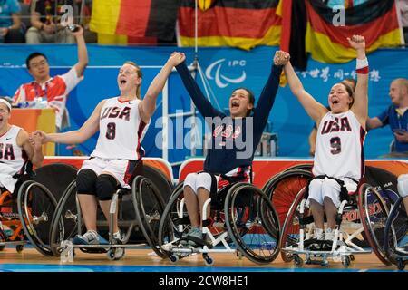 Beijing, Chine 14 septembre 2008: Neuvième jour de la compétition sportive aux Jeux paralympiques de 2008 montrant les joueurs des États-Unis (l à r) Natalie Schneider, Patty Nichneros et Alana Ciss (9) célébrant leur victoire de 50-38 sur l'Allemagne pour la médaille d'or dans le basketball en fauteuil roulant féminin aux Jeux paralympiques de Beijing. ©Bob Daemmrich/ Banque D'Images