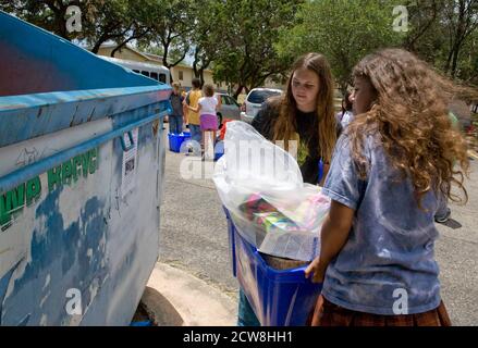 Austin, TX : 4 juin 2008. Barton Hills Elementary School les filles de 5e année recyclent le papier de leurs salles de classe le dernier jour de l'école. ©Bob Daemmrich/ Banque D'Images