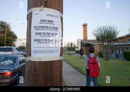 Austin, Texas le 4 novembre 2008 : le jour de l'élection sur le côté afro-américain à prédominance proche de l'est du centre-ville d'Austin montrant un marqueur de distance sur le poste de lumière à l'extérieur d'un lieu de vote. ©Bob Daemmrich Banque D'Images