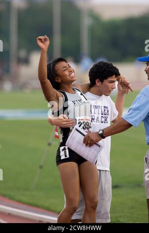 Austin, TX 10 mai 2008 : une fille afro-américaine est sortie de piste après avoir remporté la course de 400 mètres et s'est effondrant à la ligne d'arrivée à la rencontre du championnat de l'État du lycée du Texas à l'Université du Texas à Austin. ©Bob Daemmrich Banque D'Images